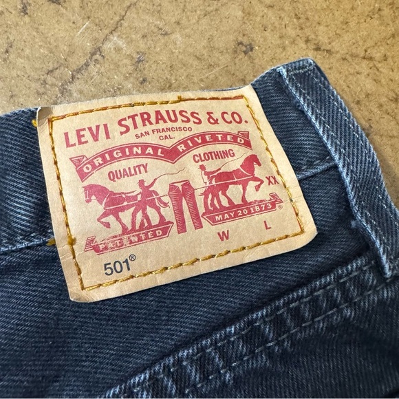 Size 30 Levi's Black Distressed Jean Shorts - Picture 8 of 11